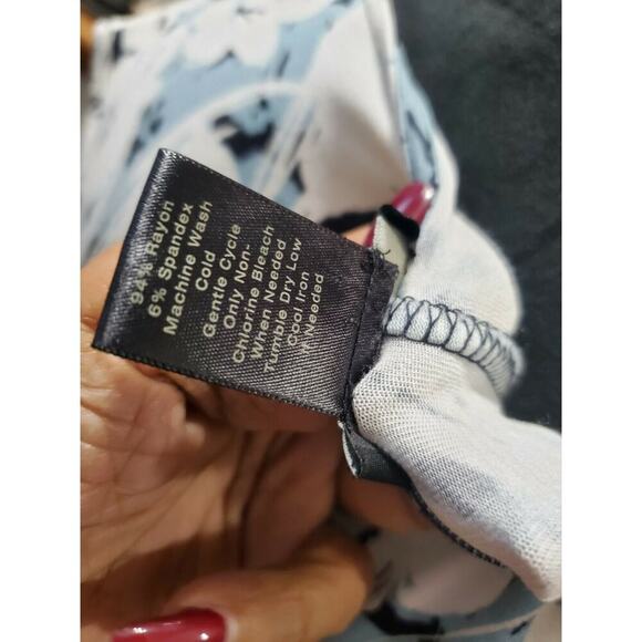 Ann Taylor Women White & Blue Rayon Sleeveless V-Neck Knee Length Dress Size 8P - Picture 10 of 10